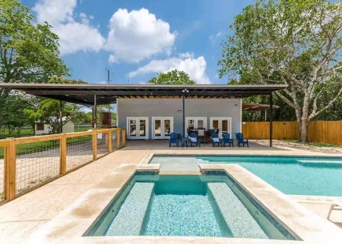 5 Bdrm Home On 2 Acres Mins To Wineries Private Heated Pool And Hot Tub
