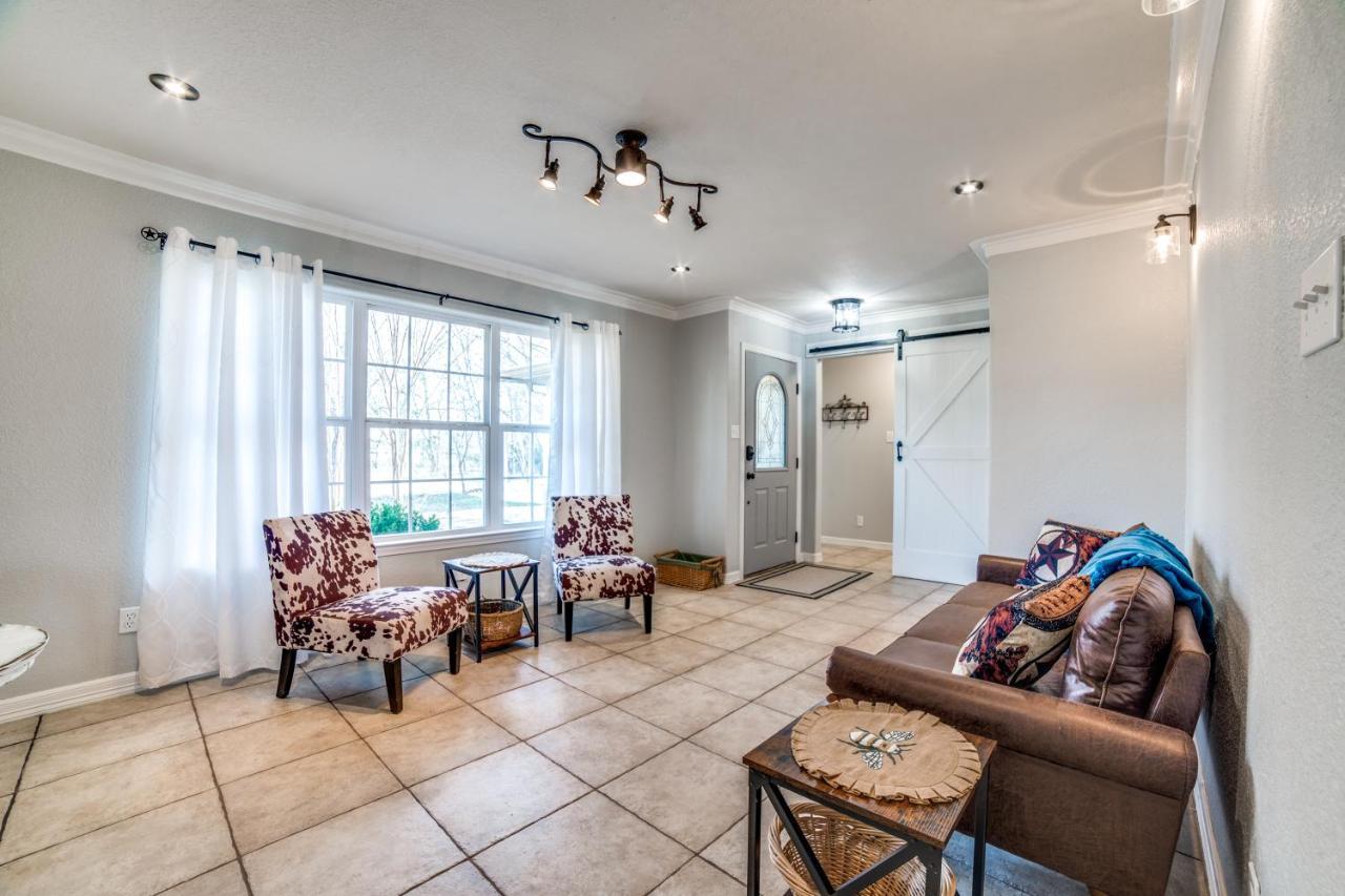 Hébergement de vacances 5 Bdrm On 2 Acres Mins To Wineries Private Heated Pool And Hot Tub *