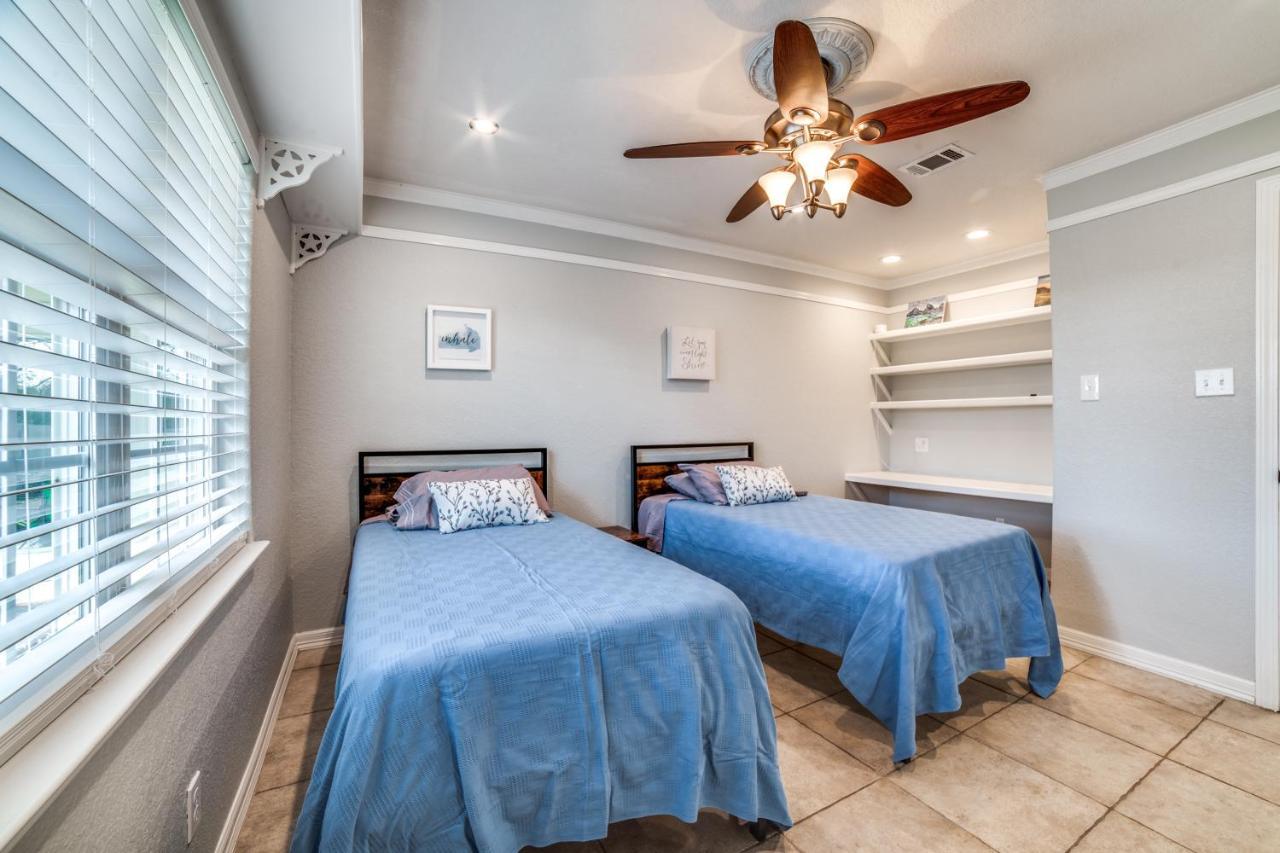 Hébergement de vacances 5 Bdrm On 2 Acres Mins To Wineries Private Heated Pool And Hot Tub